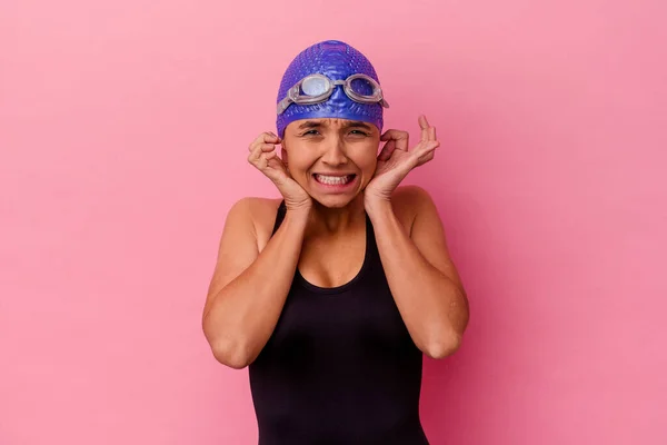 Giovane Nuotatore Donna Razza Mista Isolato Sfondo Rosa Che Copre — Foto Stock