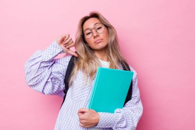 Pembe arka planda izole edilmiş genç Avustralyalı öğrenci gururlu ve kendinden emin hissediyor, örnek olarak.