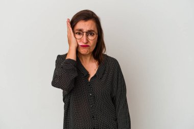 Beyaz arka planda soyutlanmış orta yaşlı beyaz bir kadın yorgun ve uykulu..