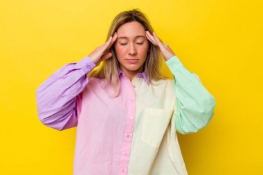 Genç Avustralyalı kadın tapınaklara dokunuyor ve baş ağrısı çekiyor..