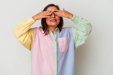 Beyaz arka planda izole edilmiş orta yaşlı beyaz kadın başı ağrıyor, yüzüne dokunuyor..