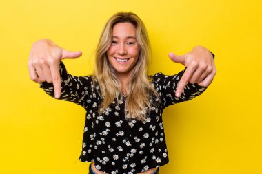 Genç Avustralyalı kadın parmaklarıyla izole noktalar, pozitif duygu.