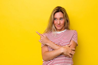 Avustralyalı genç bir kadın kendini izole edip gülümseyerek işaret parmağıyla işaret etti..