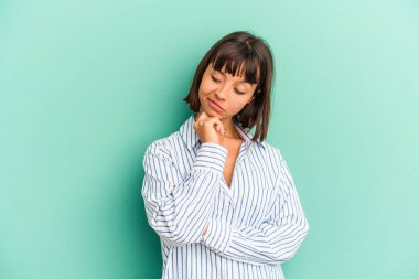 Melez görünümlü, kuşkulu ifadeli, mavi ırktan genç bir kadın izole edilmiş..