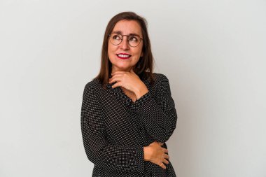 Beyaz arka planda izole edilmiş orta yaşlı beyaz kadın virüs veya enfeksiyon yüzünden boğazında ağrı hissediyor..