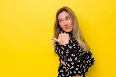 Avustralyalı genç bir kadın başparmak uzakta, gülerek ve kaygısız bir şekilde izole edilmiş..