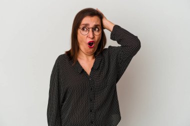 Beyaz arka planda izole edilmiş orta yaşlı beyaz bir kadın şok geçiriyordu. Önemli bir buluşmayı hatırladı..