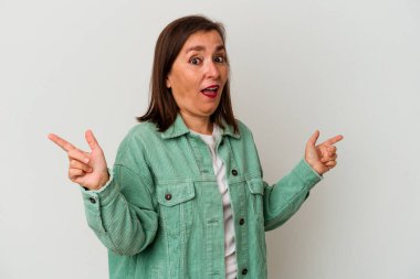 Beyaz arka planda izole edilmiş orta yaşlı beyaz kadın farklı fotokopi alanlarını gösteriyor, birini seçiyor, parmaklarıyla gösteriyor..