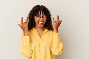 Beyaz arka planda izole edilmiş genç melez kadın boynuzlarını devrim konsepti olarak gösteriyor..