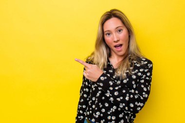 Genç Avustralyalı bir kadın tek başına kenarı gösteriyor.