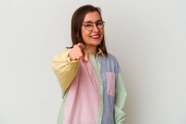 Beyaz arka planda izole edilmiş orta yaşlı beyaz kadın parmaklarıyla öne işaret ediyor..