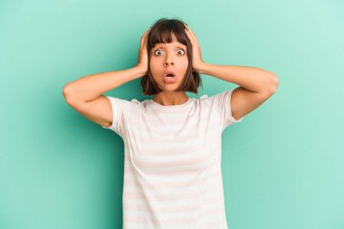 Mavi üzerine izole genç kadın şok, o önemli bir toplantı hatırladı.