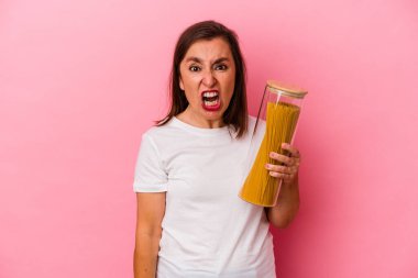 Orta yaşlı beyaz bir kadın elinde makarna kavanozu tutuyordu. Pembe arka planda izole edilmişti. Çığlıklar atıyordu..