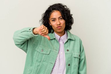 Beyaz arka planda izole edilmiş genç kıvırcık Latin kadın hoşlanmadığı bir hareket sergiliyor. Anlaşmazlık konsepti.