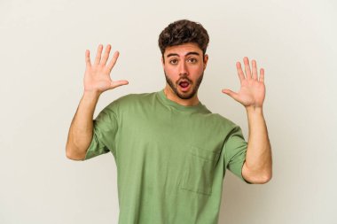 Beyaz arka planda izole genç beyaz adam bir fikri, ilham konsepti var.