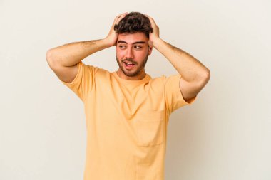 Beyaz arka planda izole olmuş genç beyaz bir adam çığlık atıyor, çok heyecanlı, tutkulu, bir şeyden memnun..