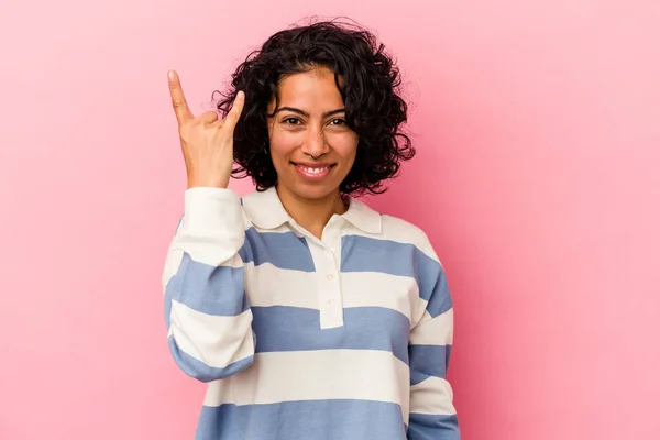 Mladý Kudrnatý Latinsky Žena Izolovaný Růžové Pozadí Ukazující Rock Gesto — Stock fotografie