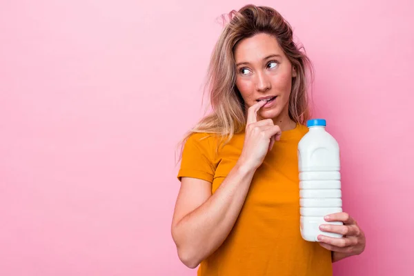 Ung Australisk Kvinna Som Håller Flaska Mjölk Isolerad Rosa Bakgrund — Stockfoto