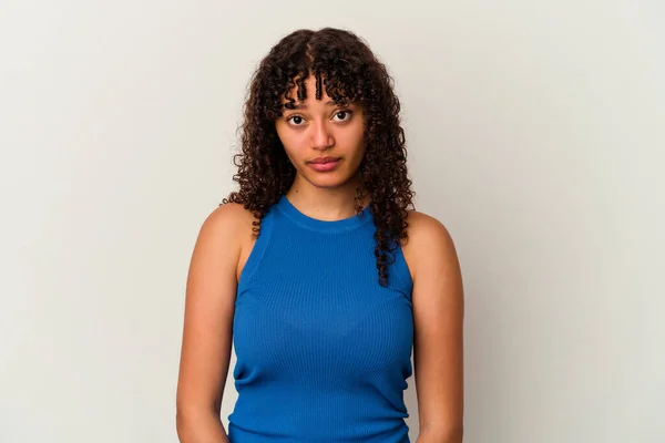 Genç Melez Kadın Beyaz Arka Planda Izole Edilmiş Üzgün Ciddi — Stok fotoğraf