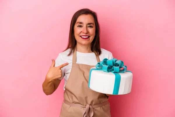 Chef Pastelaria Meia Idade Mulher Segurando Bolo Isolado Fundo Azul — Fotografia de Stock