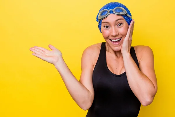 Mulher Nadadora Australiana Jovem Isolado Fundo Amarelo Detém Espaço Cópia — Fotografia de Stock