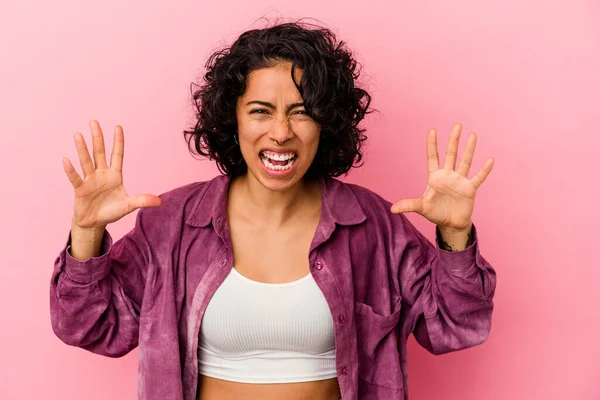 Mladý Kudrnatý Latinsky Žena Izolovaný Růžové Pozadí Křičí Vzteky — Stock fotografie