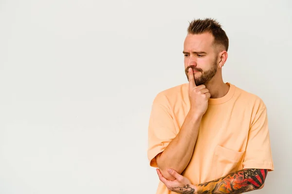 Jovem Tatuado Caucasiano Homem Isolado Fundo Branco Olhando Para Lados — Fotografia de Stock