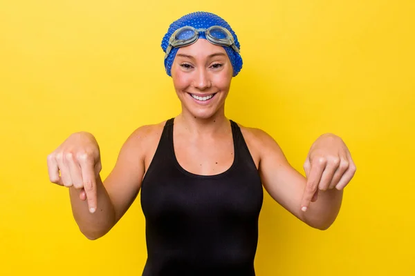 Giovane Donna Nuotatrice Australiana Isolata Sfondo Giallo Punta Verso Basso — Foto Stock