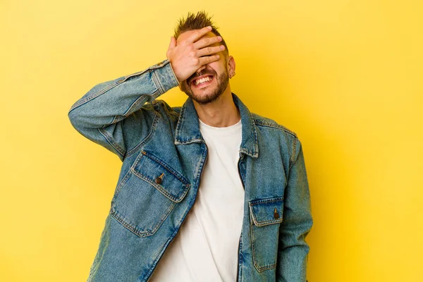 Joven Hombre Caucásico Tatuado Aislado Sobre Fondo Amarillo Cubre Los — Foto de Stock