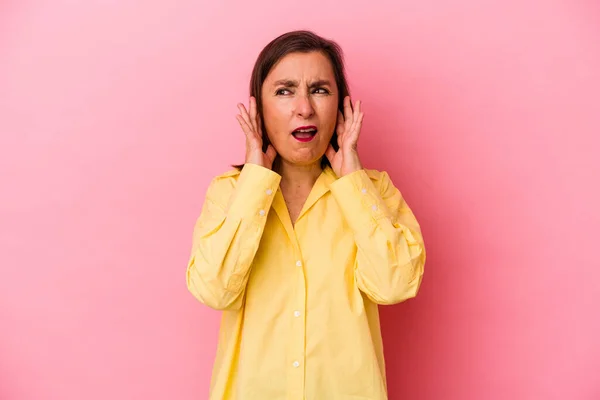 Mujer Caucásica Mediana Edad Aislada Sobre Fondo Rosa Cubriendo Las —  Fotos de Stock