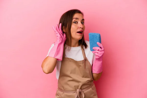 Middelbare Leeftijd Blanke Vrouw Schoonmaken Huis Geïsoleerd Roze Achtergrond Proberen — Stockfoto