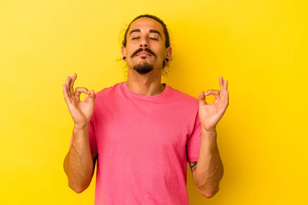 Joven Hombre Caucásico Con Pelo Largo Aislado Sobre Fondo Amarillo — Foto de Stock