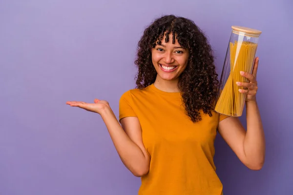 Giovane Donna Razza Mista Che Tiene Spaghetti Isolati Sfondo Viola — Foto Stock