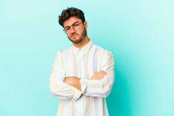 Jovem Caucasiano Isolado Fundo Azul Infeliz Olhando Câmera Com Expressão — Fotografia de Stock