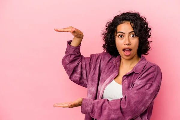 Ung Lockigt Latin Kvinna Isolerad Rosa Bakgrund Chockad Och Förvånad — Stockfoto