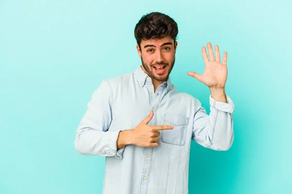 Jonge Blanke Man Geïsoleerd Blauwe Achtergrond Lachend Vrolijk Tonen Nummer — Stockfoto