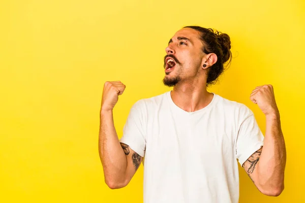 Joven Hombre Caucásico Con Pelo Largo Aislado Sobre Fondo Amarillo — Foto de Stock