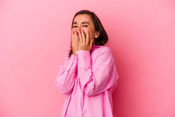 Mujer Caucásica Mediana Edad Aislada Sobre Fondo Rosa Riendo Algo —  Fotos de Stock