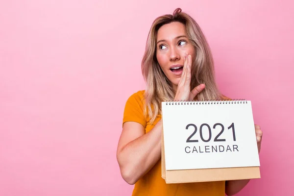 Mladá Australská Žena Která Drží Kalendář Izolovaný Růžovém Pozadí Říká — Stock fotografie