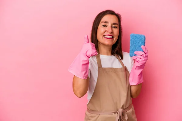 Biała Kobieta Średnim Wieku Sprzątanie Domu Odizolowany Różowym Tle Uśmiechając — Zdjęcie stockowe