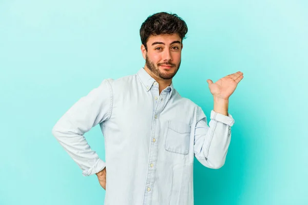 Jovem Caucasiano Isolado Fundo Azul Duvidar Ombros Encolhendo Gesto Questionamento — Fotografia de Stock