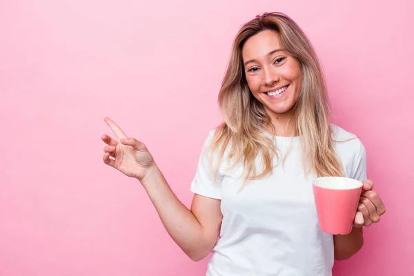 Jovem Australiana Segurando Uma Caneca Rosa Isolada Fundo Rosa Sorrindo — Fotografia de Stock