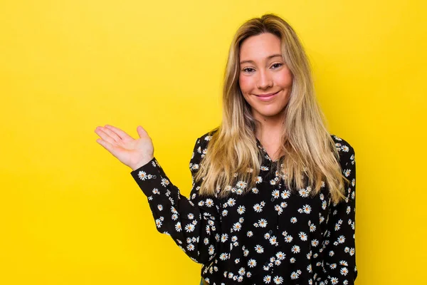 Jonge Australische Vrouw Geïsoleerd Toont Een Kopieerruimte Een Palm Houdt — Stockfoto