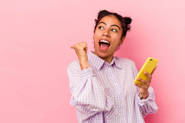 Jonge Latijnse Vrouw Met Een Mobiele Telefoon Geïsoleerd Roze Achtergrond — Stockfoto