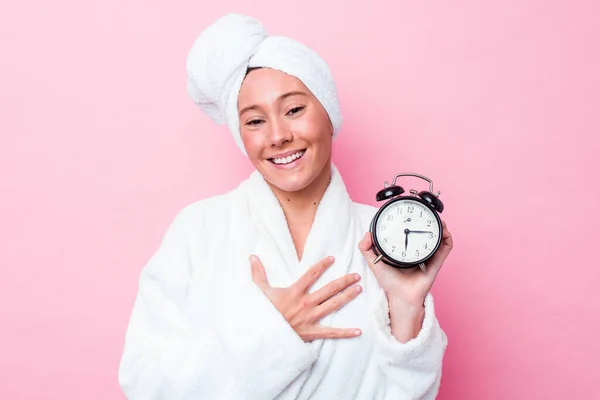 Joven Australiana Saliendo Ducha Tarde Aislada Sobre Fondo Rosa Ríe —  Fotos de Stock