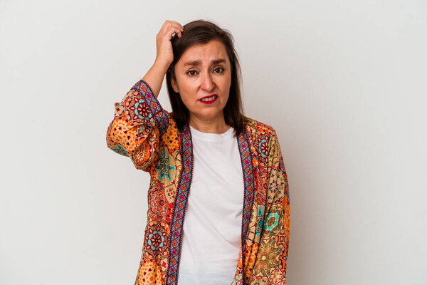 Кавказская женщина средних лет, изолированная на белом фоне в шоке, вспомнила важную встречу.