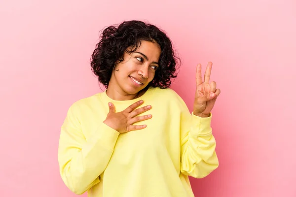 Jong Krullend Latijn Vrouw Geïsoleerd Roze Achtergrond Het Nemen Van — Stockfoto