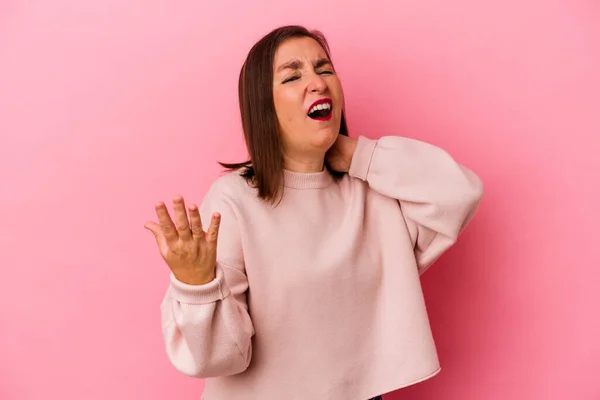 Καυκάσια Γυναίκα Μέσης Ηλικίας Απομονωμένη Ροζ Φόντο Ουρλιάζοντας Από Οργή — Φωτογραφία Αρχείου