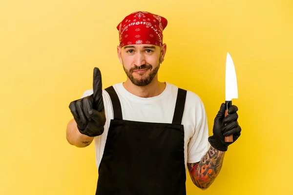 Jeune Homme Caucasien Tatoué Batcher Tenant Couteau Isolé Sur Fond — Photo