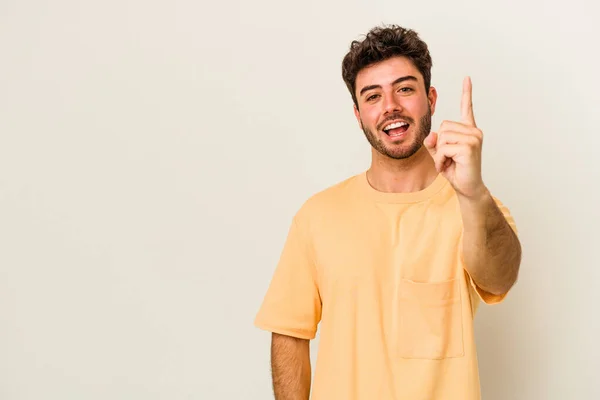 Jovem Caucasiano Isolado Fundo Branco Mostrando Número Com Dedo — Fotografia de Stock